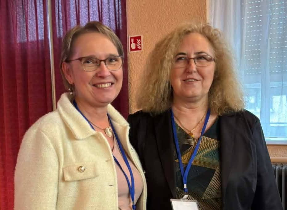 A konferencia két nyitó előadója egymás mellett állva.